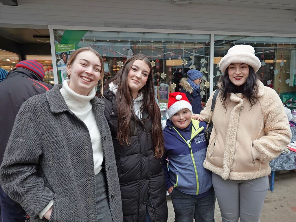 Weihnachtsbume sowie schne Dinge zum Daranhngen und Darunterliegen gab es beim Weihnachtsmarkt in Rickenbach.