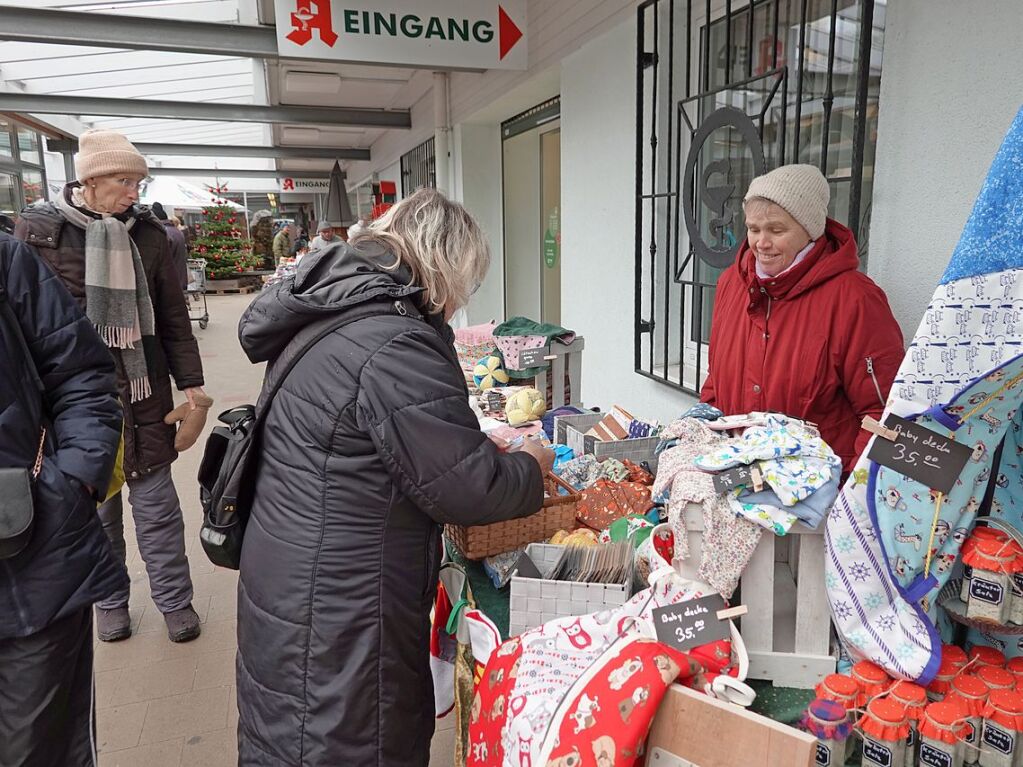 Weihnachtsbume sowie schne Dinge zum Daranhngen und Darunterliegen gab es beim Weihnachtsmarkt in Rickenbach.