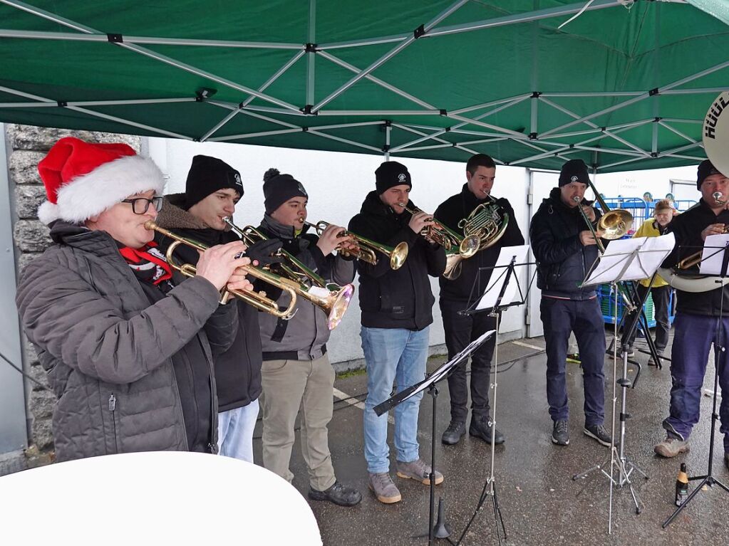 Weihnachtsbume sowie schne Dinge zum Daranhngen und Darunterliegen gab es beim Weihnachtsmarkt in Rickenbach.