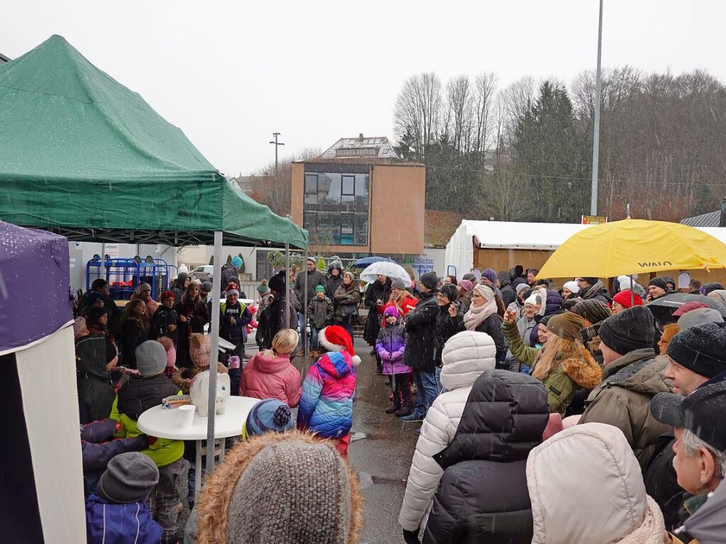 Weihnachtsbume sowie schne Dinge zum Daranhngen und Darunterliegen gab es beim Weihnachtsmarkt in Rickenbach.