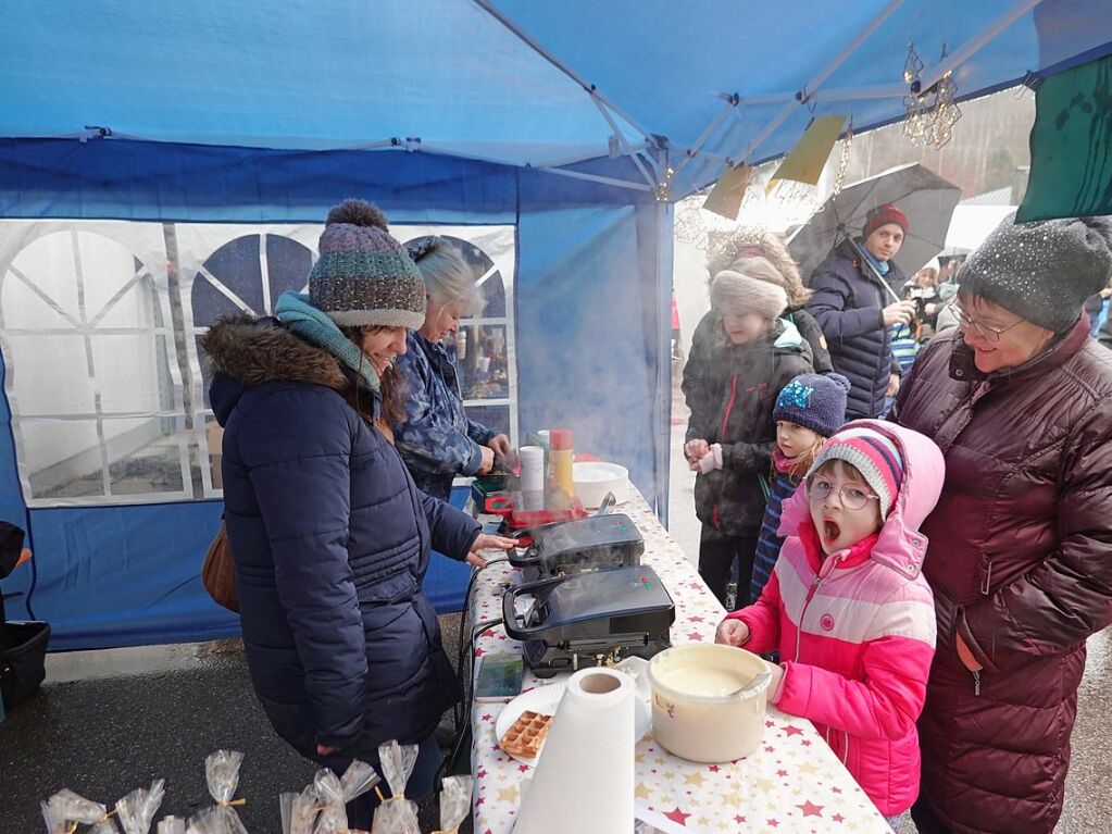 Weihnachtsbume sowie schne Dinge zum Daranhngen und Darunterliegen gab es beim Weihnachtsmarkt in Rickenbach.