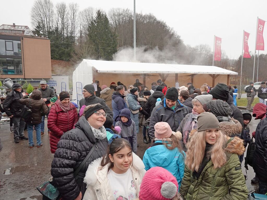 Weihnachtsbume sowie schne Dinge zum Daranhngen und Darunterliegen gab es beim Weihnachtsmarkt in Rickenbach.