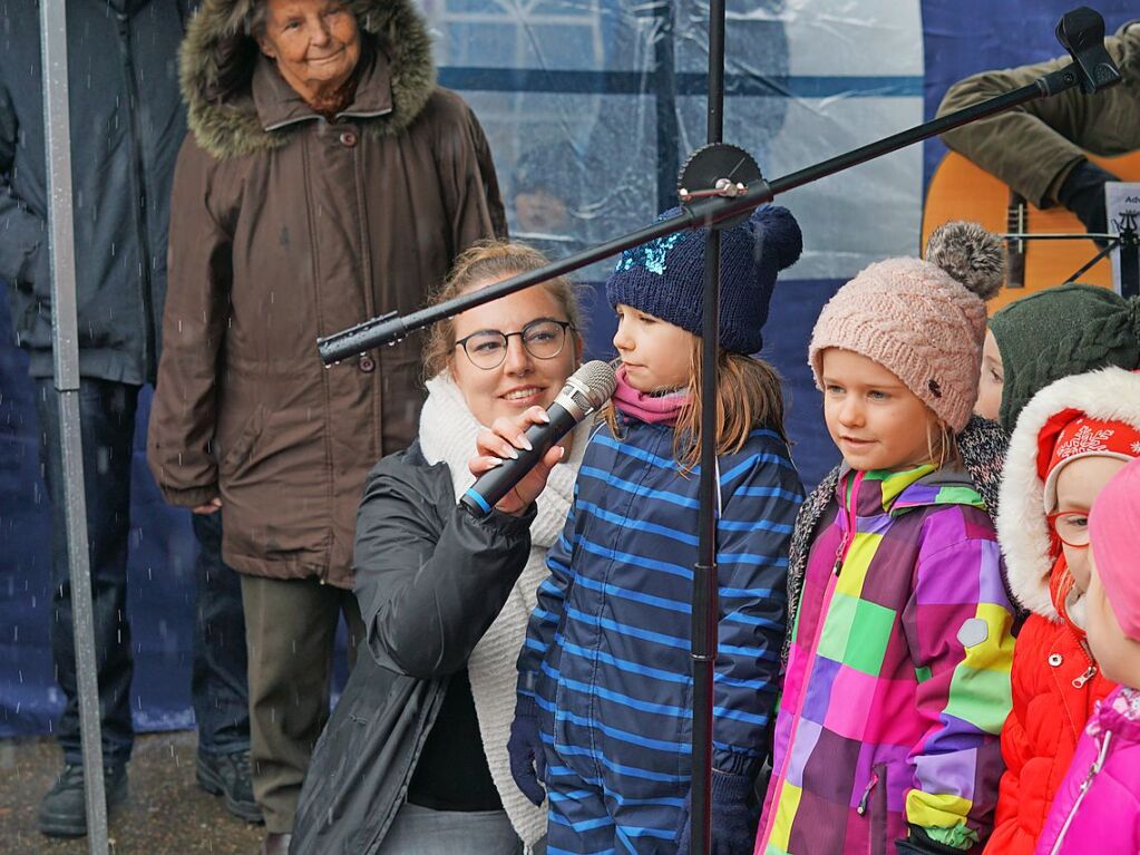 Weihnachtsbume sowie schne Dinge zum Daranhngen und Darunterliegen gab es beim Weihnachtsmarkt in Rickenbach.