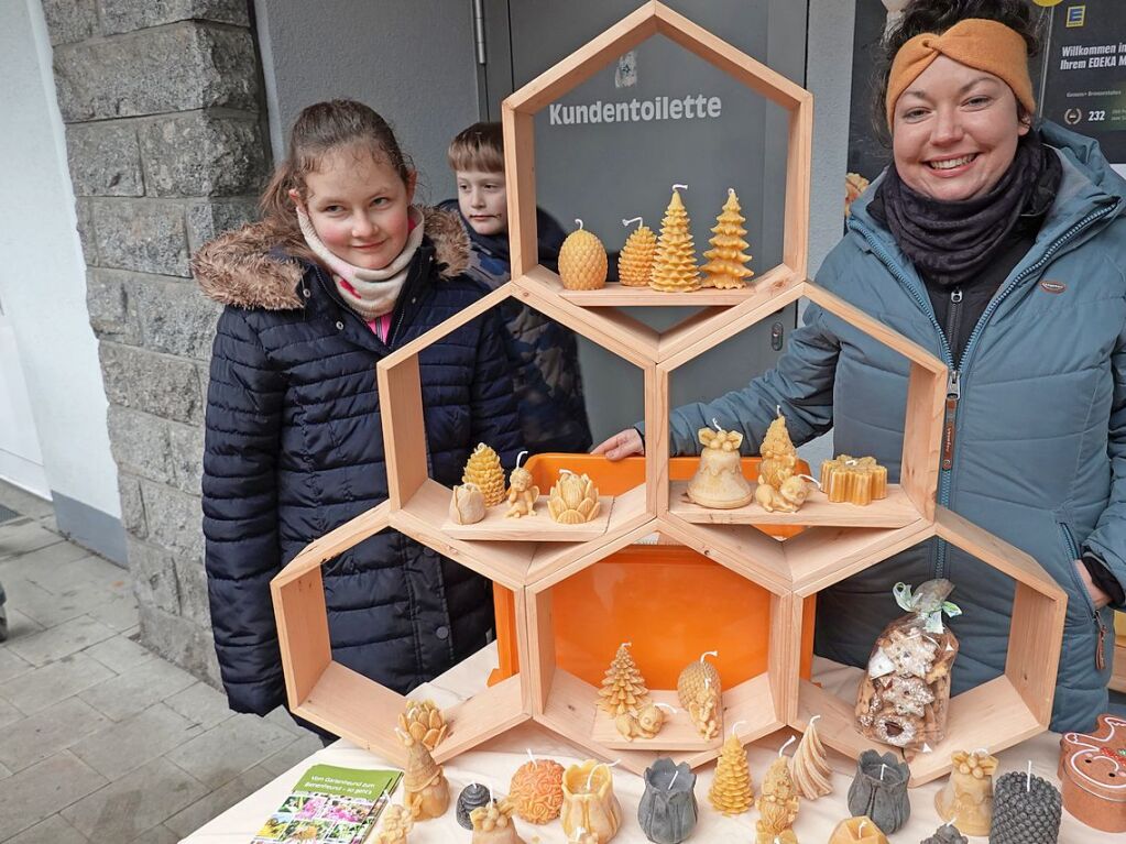 Weihnachtsbume sowie schne Dinge zum Daranhngen und Darunterliegen gab es beim Weihnachtsmarkt in Rickenbach.