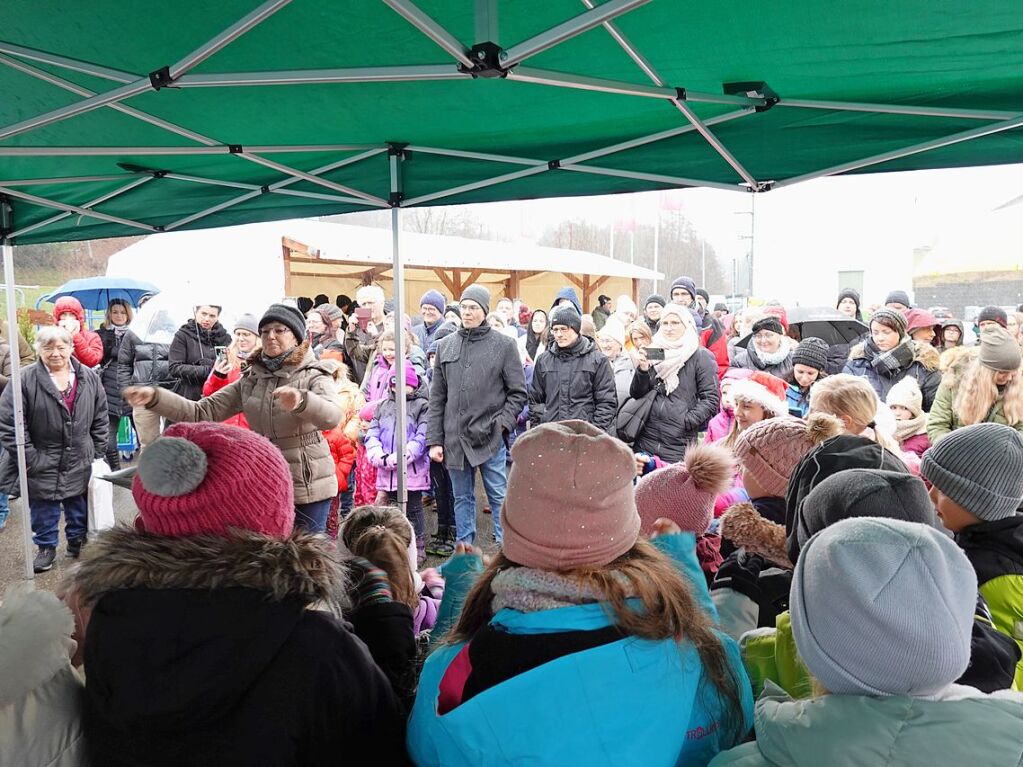 Weihnachtsbume sowie schne Dinge zum Daranhngen und Darunterliegen gab es beim Weihnachtsmarkt in Rickenbach.