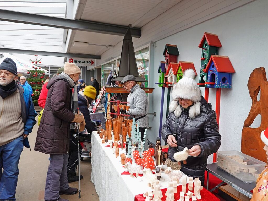 Weihnachtsbume sowie schne Dinge zum Daranhngen und Darunterliegen gab es beim Weihnachtsmarkt in Rickenbach.