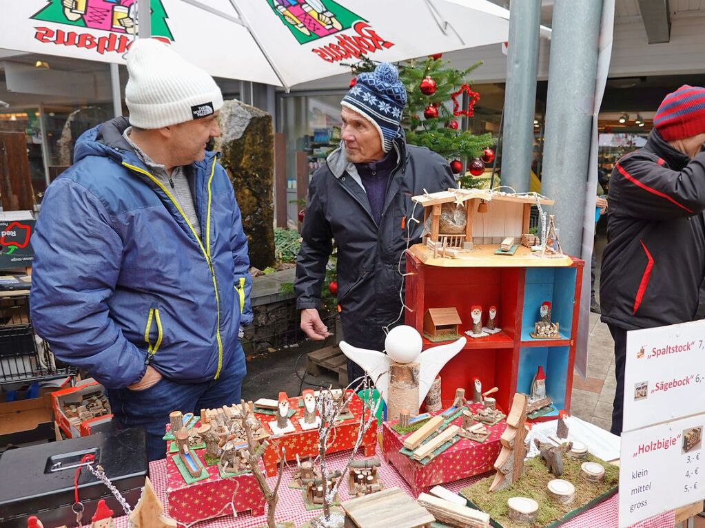 Weihnachtsbume sowie schne Dinge zum Daranhngen und Darunterliegen gab es beim Weihnachtsmarkt in Rickenbach.