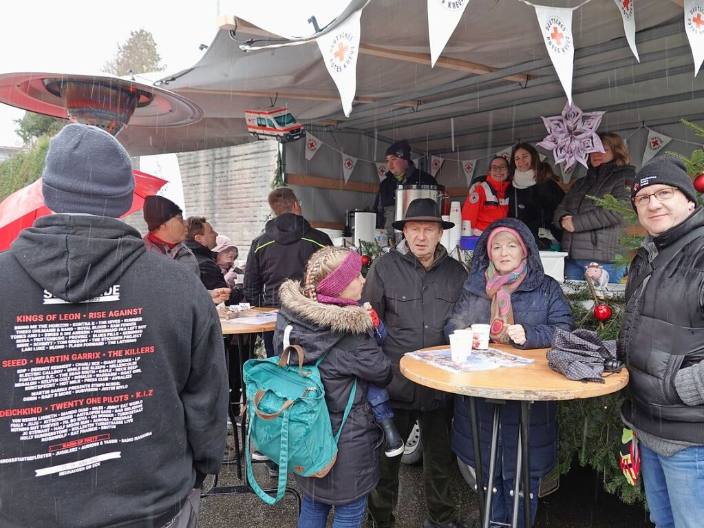 Weihnachtsbume sowie schne Dinge zum Daranhngen und Darunterliegen gab es beim Weihnachtsmarkt in Rickenbach.