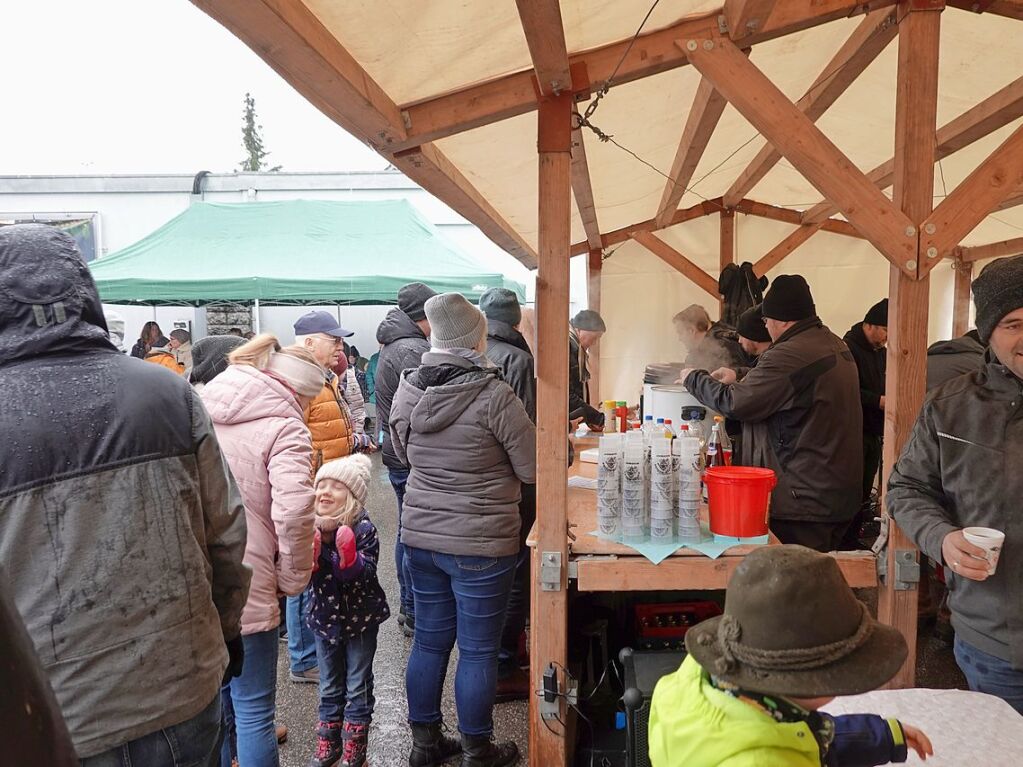 Weihnachtsbume sowie schne Dinge zum Daranhngen und Darunterliegen gab es beim Weihnachtsmarkt in Rickenbach.