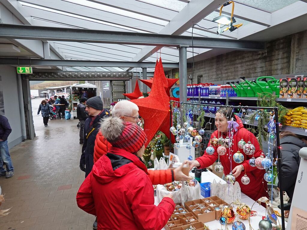 Weihnachtsbume sowie schne Dinge zum Daranhngen und Darunterliegen gab es beim Weihnachtsmarkt in Rickenbach.