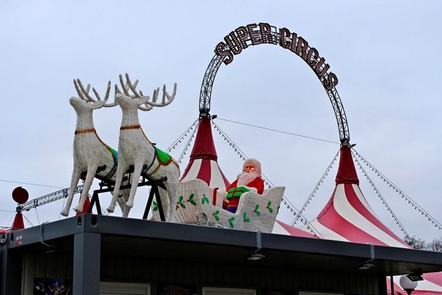 Super-Circus prangt ber dem groen Zelt in Offenburg  | Foto: Hubert Rderer