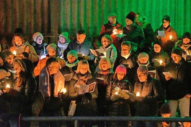 Beim Singen auf der Stadiontribne in Lrrach bilden 200 Snger einen Spontanchor