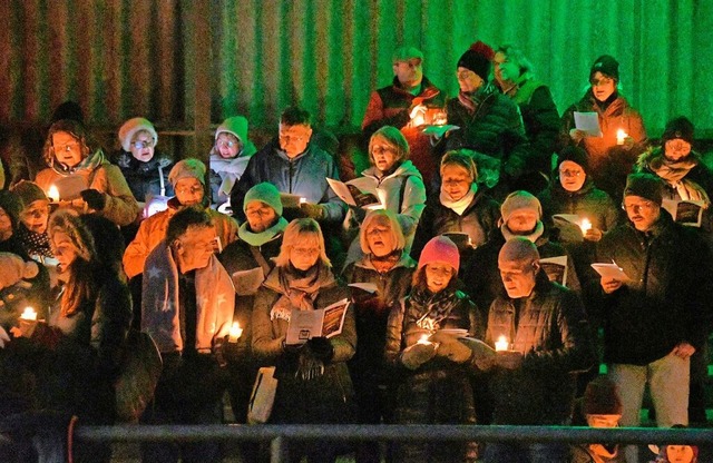 Gemeinschaftliches Stadionsingen im Schein des Friedenslichts  | Foto: Barbara Ruda