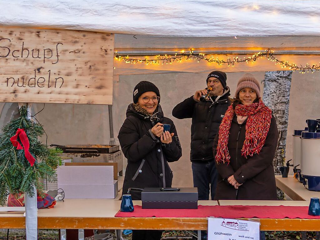 Vor der schnen Kulisse des Schlosses kamen wieder viele Besucher zum Kirchhofener Weihnachtsmarkt.