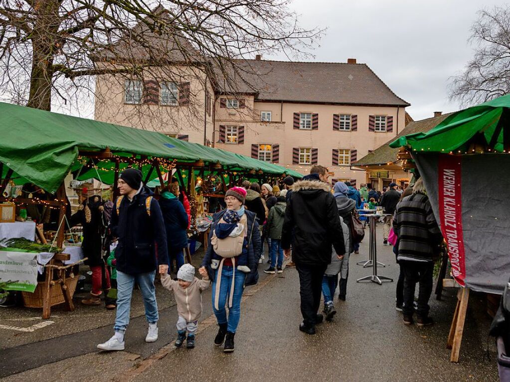 Vor der schnen Kulisse des Schlosses kamen wieder viele Besucher zum Kirchhofener Weihnachtsmarkt.