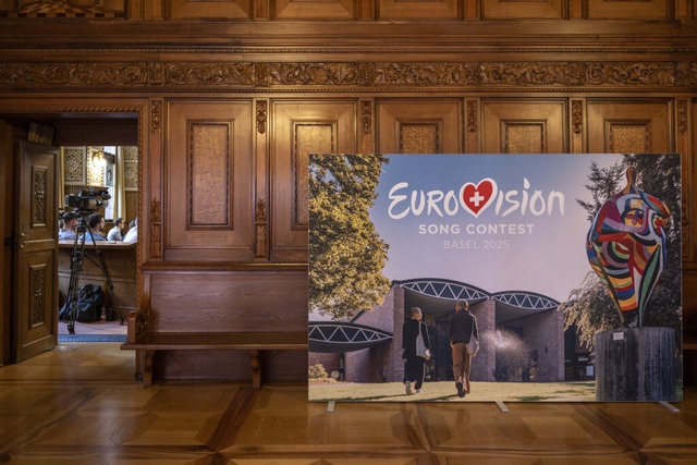 Ein Plakat mit dem Logo des ESC im Basler Rathaus  | Foto: Georgios Kefalas (dpa)