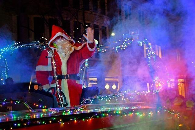 Beim Weihnachtskorso in Rheinfelden gleitet Nikolaus vom Rathaus herab