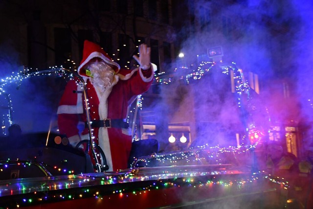 Der Nikolaus hatte mit seinem Schlitte...stanienpark einen besonderen Auftritt.  | Foto: Heinz und Monika Vollmar