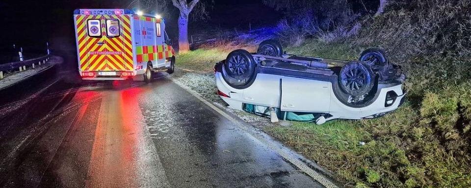 Auto berschlgt sich auf spiegelglatter Fahrbahn bei Langenordnach