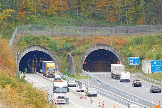 Auto mit Anhnger schleudert im Nollinger Bergtunnel gegen die Wand