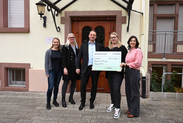 Die Spendenbergabe an den Verein Korc...urg), Annegret Heinze, Dagmar Schrter  | Foto: Cerdia Freiburg