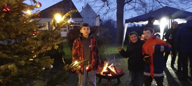 Zahlreiche Dorfbewohner besuchten am S...20; beim Rathausbrunnen in Kleinkems.   | Foto: Rolf Mck