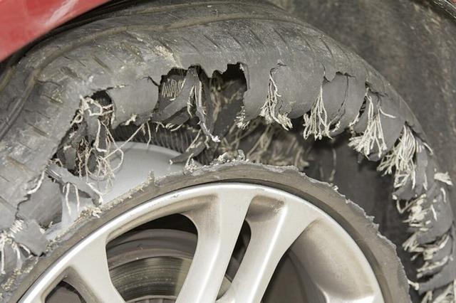 Reifen platzt auf der Autobahn