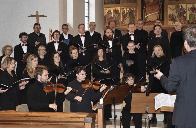 Der Chor-Netto aus Hinterzarten und da...in die Christknigkirche Titisee ein.   | Foto: Thomas Biniossek