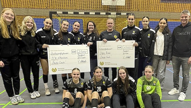 Der ausgezeichnete Stefan Rieder (Fnf...ten rechts) mit seinen Handballerinnen  | Foto: Regina Erb-Schalk