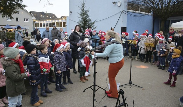 Begeisterten zum Auftakt mit ihrem Gesang: Die Kita- und Grundschulkinder   | Foto: GARRYSLATER