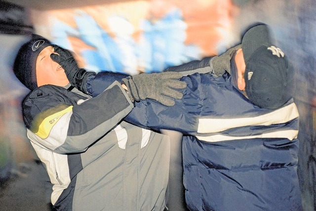 Jugendliche gerieten in Auggen aneinan... fiel gegen ein Fahrzeug. (Symbolfoto)  | Foto: DPA