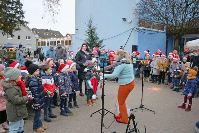 Begeisterten zum Auftakt mit ihrem Gesang: Die Kita- und Grundschulkinder  | Foto: GARRYSLATER