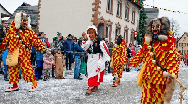 Au weh &#8211; der Sulzer Fasentumzug ...n Foto vom Umzug 2018 durch das Dorf.   | Foto: Heidi Foessel