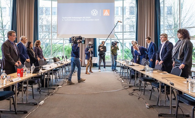 Z&auml;he Verhandlungen: Bei VW geht d...in die Verl&auml;ngerung. (Archivfoto)  | Foto: Moritz Frankenberg/dpa