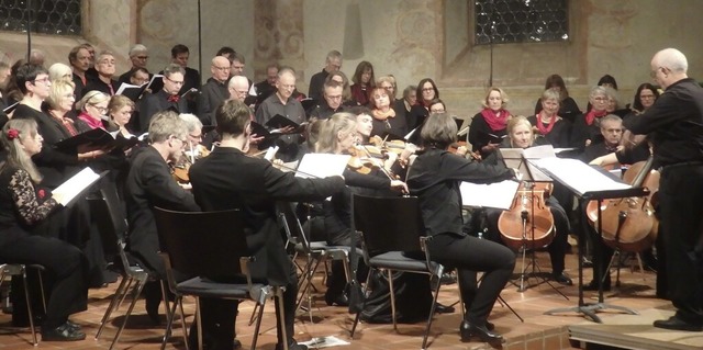 Der Kammerchor Mllheim und das Sunris...ster unter  Leitung von Albrecht Haaf.  | Foto: Bianca Flier