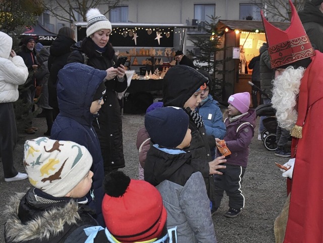 Sehnlich erwartet und dicht umlagert w... beim Rheinhausener Weihnachtszauber.   | Foto: Roland Vitt