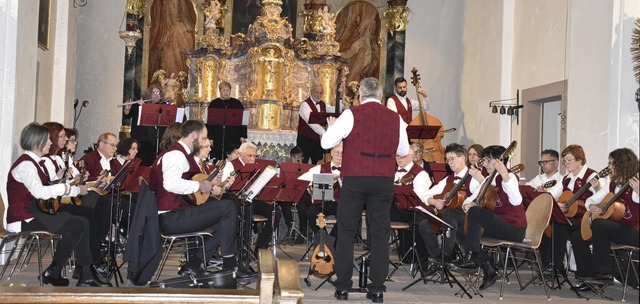 Der Mandolinen- und Gitarrenverein Kie...ockner an der Querflte (hinten links)  | Foto: Roland Vitt