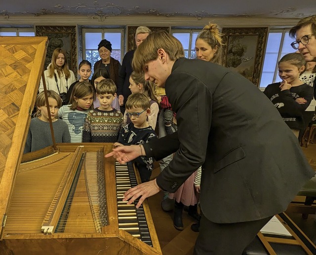 Aufmerksame und neugierige kleine und ...ter: Rodrigo Blio erklrt das Cembalo  | Foto: Dorothee Philipp