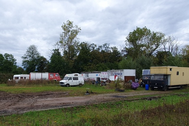 Eine Menschengruppe hat sich Anfang Au...ses Foto entstand, auf dem Grundstck.  | Foto: Hannes Selz