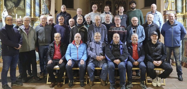 Die Mnnerchorgemeinschaft Ihringen un...der Kirche Sankt Michael in Gndlingen  | Foto: Christine Weirich