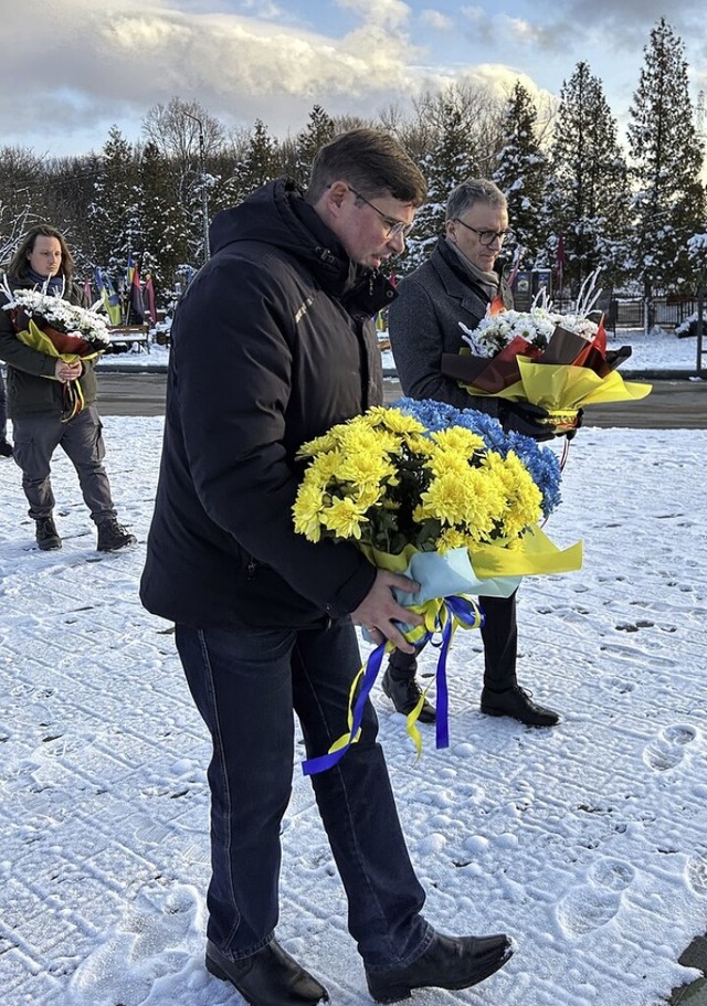 Andrii Naida und Markus Ibert gedenken... Kalusch, die ums Leben gekommen sind.  | Foto: Stadt Lahr