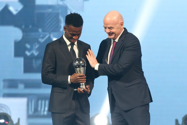 FIFA-Pr&auml;sident Gianni Infantino e... J&uacute;nior bei einer Gala in Doha.  | Foto: Hussein Sayed/AP/dpa