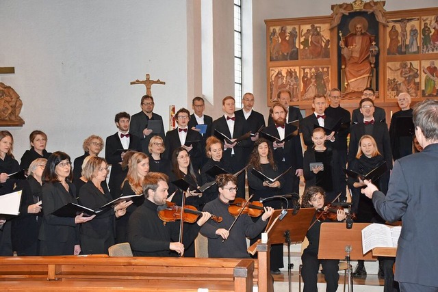 Der Chor-Netto aus Hinterzarten und da... in die Christknigkirche Titisee ein.  | Foto: Thomas Biniossek