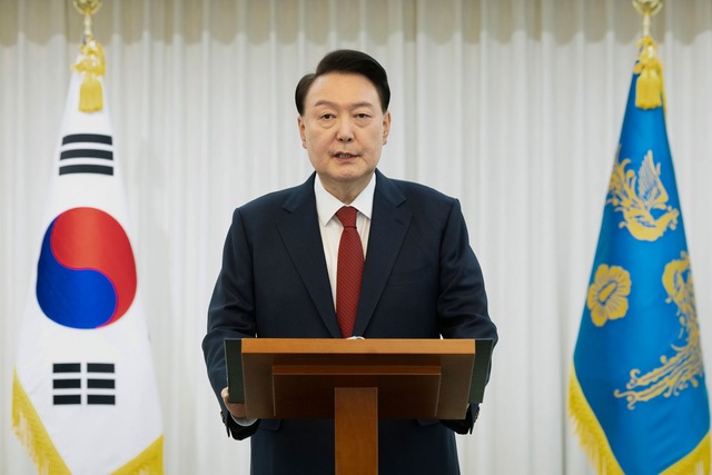 Pr&auml;sident Yoon Suk Yeol hat einen...rfolgungsbeh&ouml;rden platzen lassen.  | Foto: Uncredited/South Korean President Office via Yonhap/AP/dpa