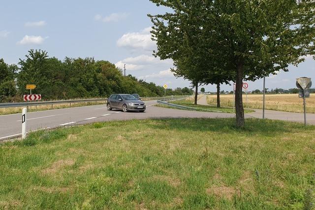 Autos krachen sdlich von Neuenburg an heikler Stelle ineinander