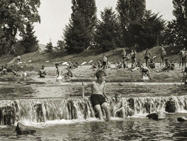 Erfrischendes Bad in der Wiese, um 1950  | Foto: Stadtarchiv