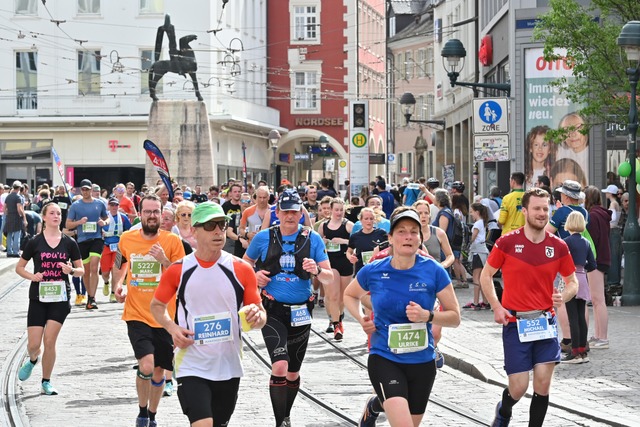 Beim Freiburg Marathon 2024 gingen 13.000 Lufer an den Start  | Foto: Michael Bamberger