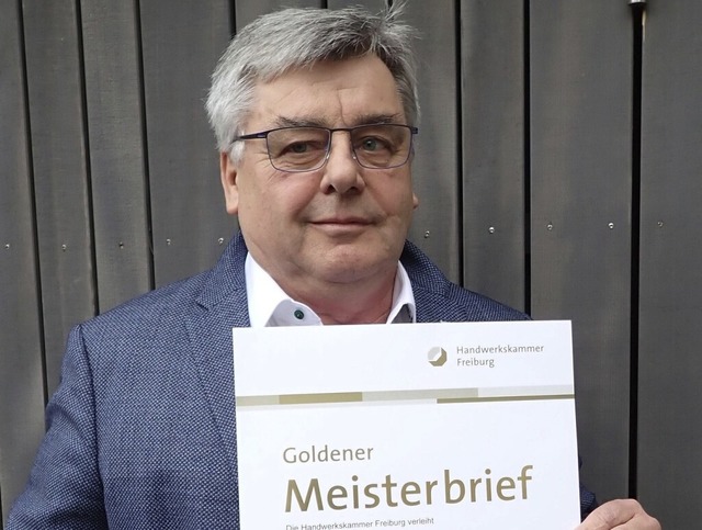 Reinhard Dufner zeigt seinen Goldenen Meisterbrief.   | Foto: Kurt Meier