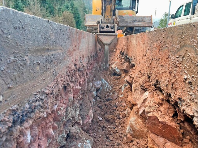 Kabelgraben auf der Landesstrae 154 R...iefbauarbeiten im Albtal zu kmpfen.    | Foto: HG