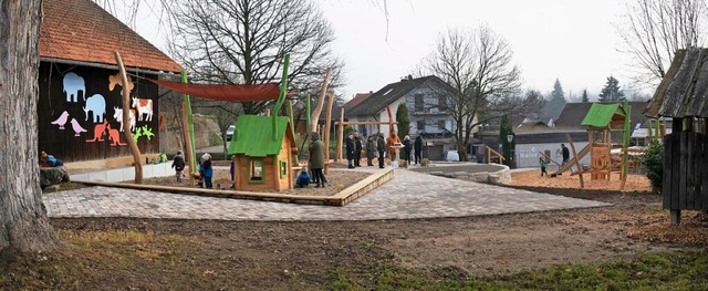 Der Spielplatz in Niederweiler wurde m... ein Lschwasserbehlter gebaut wurde.  | Foto: Volker Mnch